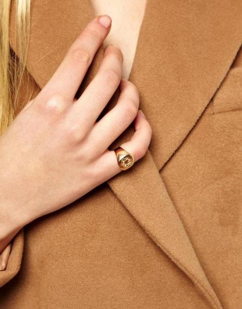 На каких пальцах носить кольца. Как носить кольца? Объясняем на пальцах! 14