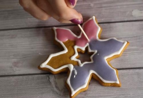 Новогоднее печенье с корицей и глазурью. Имбирное печенье — простой и вкусный рецепт с глазурью