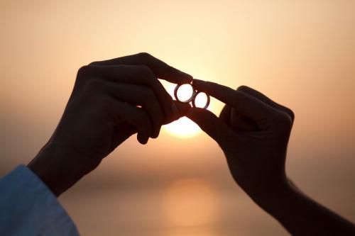 Почему важно носить обручальное кольцо. Почему нужно носить обручальное кольцо не снимая