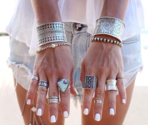 Где носить кольца для успеха. На какой руке и на каком пальце носить кольцо, чтобы привлечь удачу, любовь или деньги?