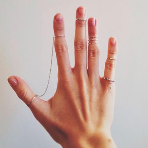 Как сочетать кольца. Как носить и сочетать много колец на руке: фаланговые, миди, тонкие