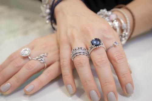 Как красиво носить кольца. Как правильно носить кольца на руках