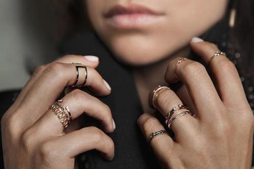 Значение колец на пальцах. О чем говорят кольца на средних пальцах: влияние на судьбу 03 Значение колец на пальцах. О чем говорят кольца на средних пальцах: влияние на судьбу 03