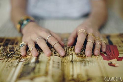 Как сочетать кольца. Как носить и сочетать много колец на руке: фаланговые, миди, тонкие