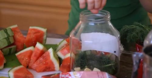 Можно ли солить арбузы в пластиковой бочке. Как засолить арбузы кусочками в кастрюле, ведре или банке?