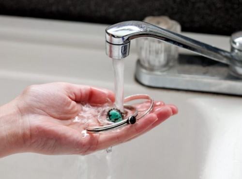 Энергетика подаренного кольца. Магия вещей. Как очистить украшение от негативной энергетики?