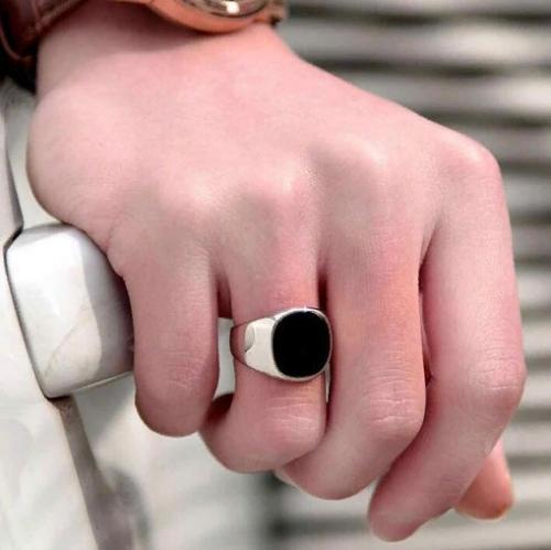 На каких пальцах носят кольца мужчины. На каком пальце мужчины носят кольца?