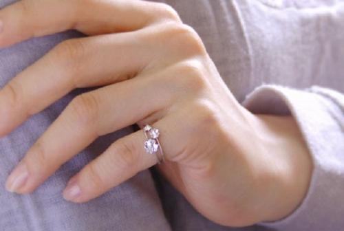 Как правильно и на каких пальцах носить кольца. Значение колец на правой женской руке 10