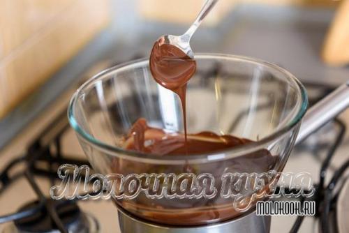 Глазурь из сахарной пудры и какао. 