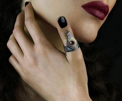 На каком пальце носить кольцо девушке. Что означают разные кольца на пальцах