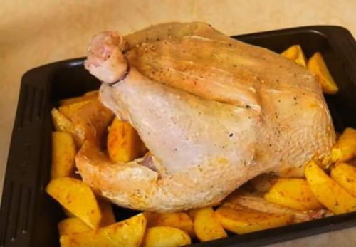 Как запечь курицу в духовке целиком, чтобы была сочной. Курица, запеченная целиком с картошкой на противне