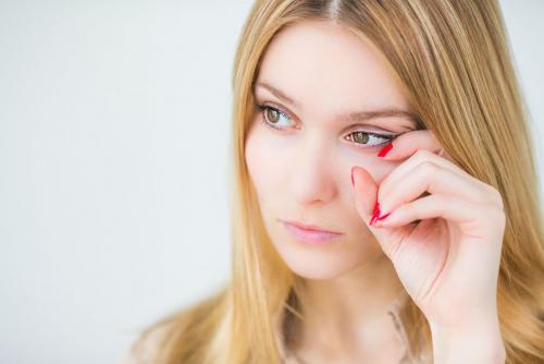 Чешутся веки в уголках глаз. Глаза чешутся и слезятся: причины зуда