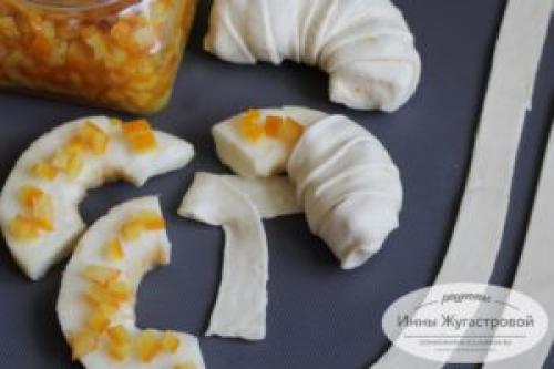 Яблочные рогалики из слоеного теста. Рогалики с яблоками и апельсиновыми цукатами из готового слоеного теста