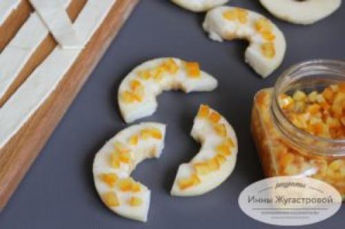 Яблочные рогалики из слоеного теста. Рогалики с яблоками и апельсиновыми цукатами из готового слоеного теста