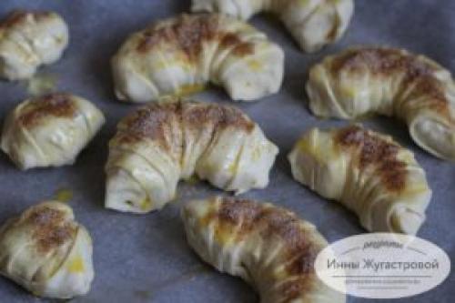 Яблочные рогалики из слоеного теста. Рогалики с яблоками и апельсиновыми цукатами из готового слоеного теста