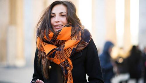 Как завязать платок на шее под куртку. Как носить большой платок — 10 способов и 100 фото