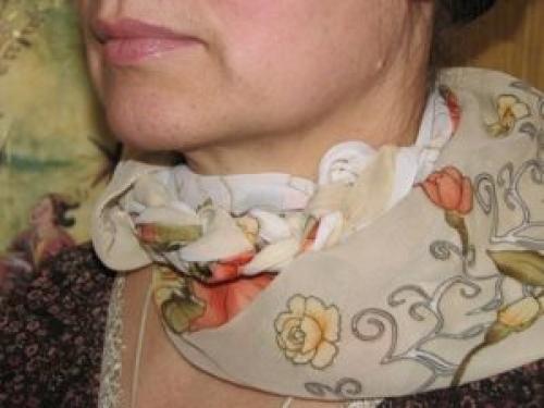 Как завязать квадратный платок на шее