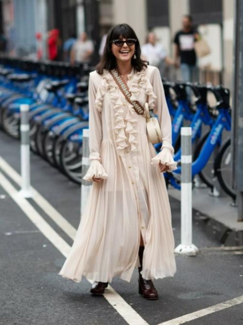 Самые красивые платья 2021-2021 от модных брендов. Полный гид по самым модным платьям для весны и лета 2021 26 Самые красивые платья 2021-2021 от модных брендов. Полный гид по самым модным платьям для весны и лета 2021 26