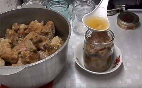 Как сделать тушенку в домашних условиях в кастрюле. Тушенка из свинины в домашних условиях: 5 пошаговых рецептов