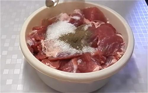 Как сделать тушенку в домашних условиях в кастрюле. Тушенка из свинины в домашних условиях: 5 пошаговых рецептов