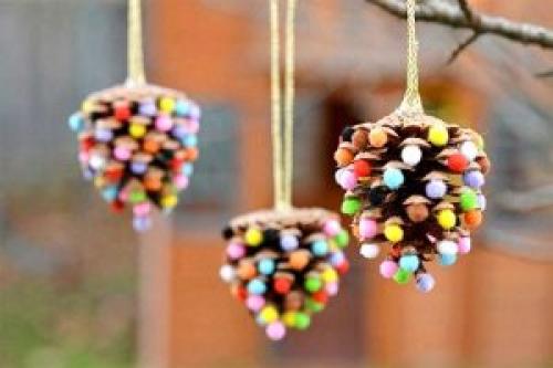 Поделки из шишек и желудей. Детские украшение