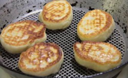 Дутые оладьи на кефире. Пышные оладьи на кефире – 10 лучших пошаговых рецептов