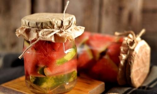 Какие арбузы можно использовать для засолки. Соленые арбузы в банках на зиму (ну очень вкусные рецепты)