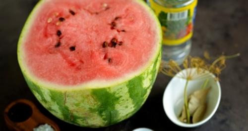 Какие арбузы можно использовать для засолки. Соленые арбузы в банках на зиму (ну очень вкусные рецепты)