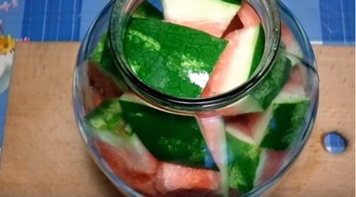 Какие арбузы можно использовать для засолки. Соленые арбузы в банках на зиму (ну очень вкусные рецепты)