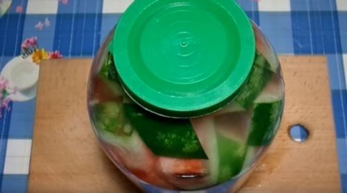 Какие арбузы можно использовать для засолки. Соленые арбузы в банках на зиму (ну очень вкусные рецепты)