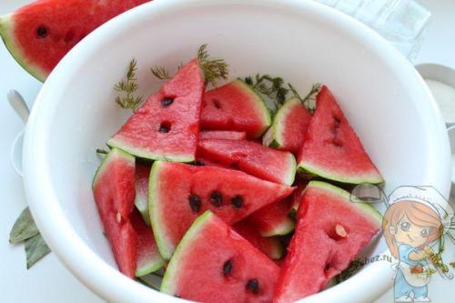 Соленые арбузы на скорую руку. Малосольные арбузы с укропом и пряностями — за уши не оторвать от такой вкуснятины!