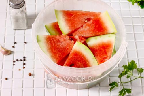 Соленые арбузы на скорую руку. Малосольные арбузы с укропом и пряностями — за уши не оторвать от такой вкуснятины! 19