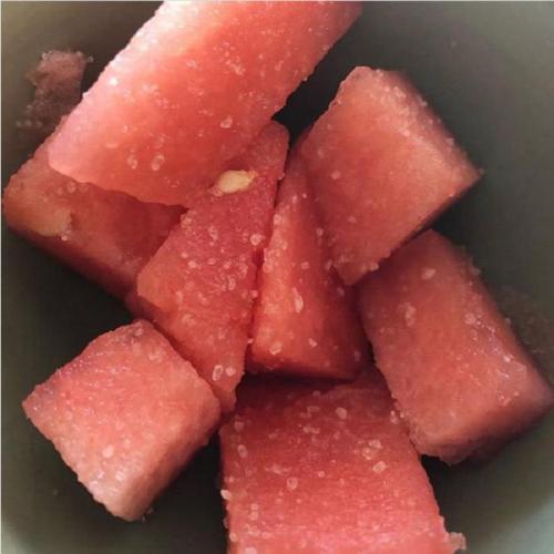 Соленый арбуз вкус. Подруга из Калифорнии рассказала, что у них принято посыпать арбуз солью. Попробовала так сделать и я