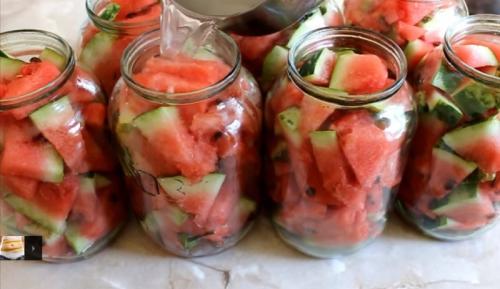 Арбуз маринованный без стерилизации. Маринованные арбузы в банках на зиму: 12 самых вкусных и полезных рецептов