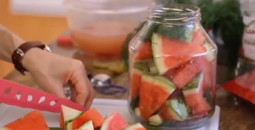 Рецепт маринования арбуза с чесноком. Соленые арбузы с чесноком в кастрюле кусочками