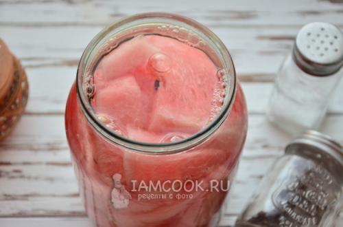 Рецепт маринования арбуза с чесноком. Соленые арбузы с чесноком в кастрюле кусочками 29