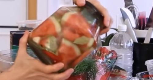 Как засолить арбуз быстро. Как засолить арбузы кусочками в кастрюле, ведре или банке?