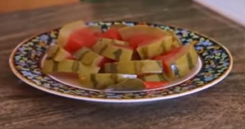 Как засолить арбуз быстро. Как засолить арбузы кусочками в кастрюле, ведре или банке?