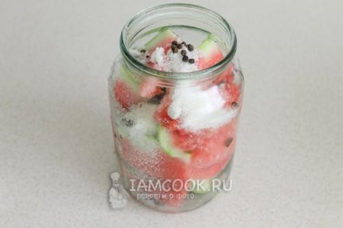 Арбуз на зиму в банках. Маринованные арбузы в банках на зиму: 12 самых вкусных и полезных рецептов 24 Арбуз на зиму в банках. Маринованные арбузы в банках на зиму: 12 самых вкусных и полезных рецептов 24