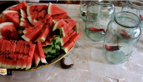 Арбуз на зиму в банках. Маринованные арбузы в банках на зиму: 12 самых вкусных и полезных рецептов