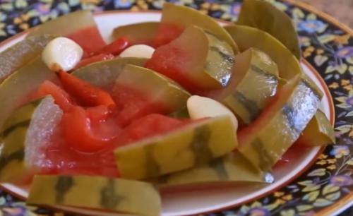 Как засолить арбуз быстро. Как засолить арбузы кусочками в кастрюле, ведре или банке?
