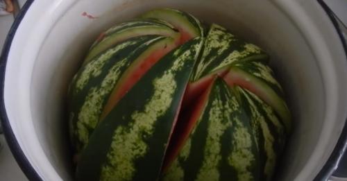 Как засолить арбуз быстро. Как засолить арбузы кусочками в кастрюле, ведре или банке?