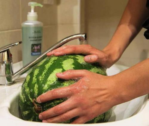 Маринованные арбузы без стерилизации. Маринованные арбузы без кожуры в литровых банках на зиму 24