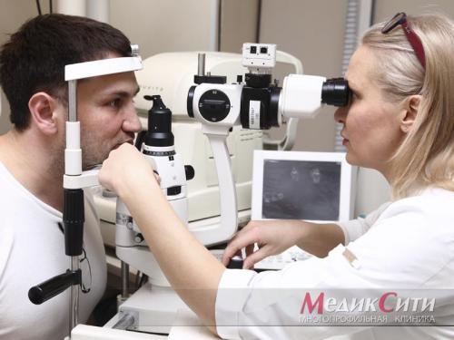 Шелушение и покраснение кожи вокруг глаз. По каким причинам возникает атопический дерматит на веках? 05