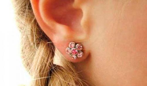 Чем обрабатывать уши после прокола детям. Как правильно ухаживать за проколотыми ушами