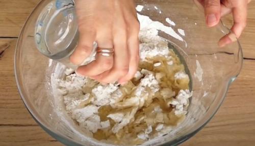 Тесто для чебуреков на воде с растительным маслом. Классика