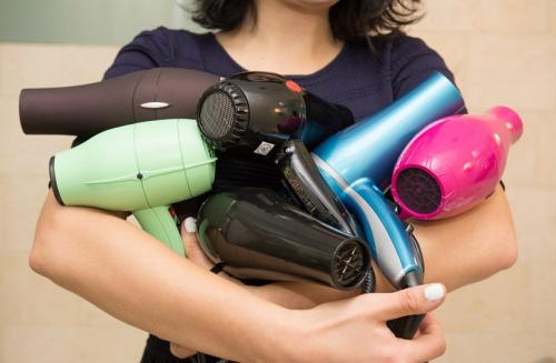 Какие функции должен выполнять фен для дома. Разобрались, как выбрать фен для домашнего использования и что им можно делать, кроме как сушить волосы