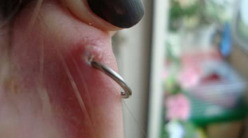 Как прокалывают уши пистолетом детям и подросткам. Как проколоть уши: виды проколов и полезные советы