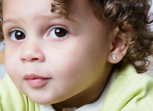 Как прокалывают уши пистолетом детям и подросткам. Как проколоть уши: виды проколов и полезные советы