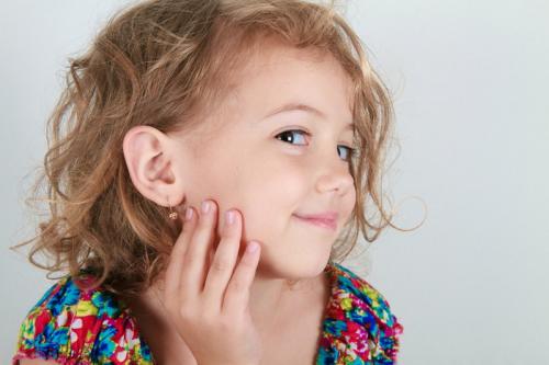 Как прокалывают уши пистолетом детям и подросткам. Как проколоть уши: виды проколов и полезные советы